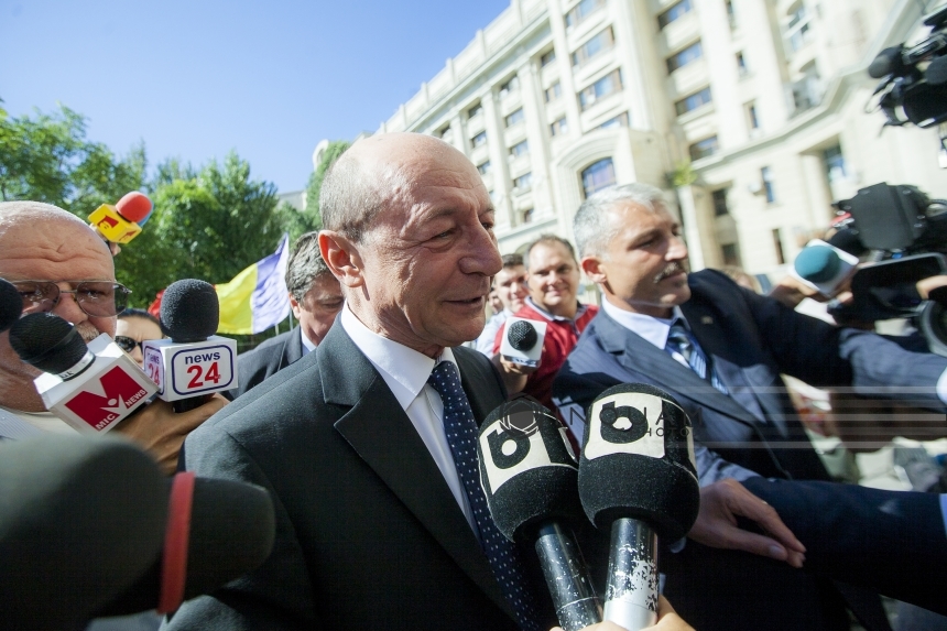 Traian Băsescu s-a înfrăţit cu două fete din Republica Moldova: ”Avem onoarea de a fi surioarele dumneavoastră”