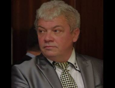 Mihai Bogdan Bicsi, consilier local PNL, fotografiat în timp ce simula o execuţie: ”Terorist ISIS capturat la Voroneţ”. FOTO