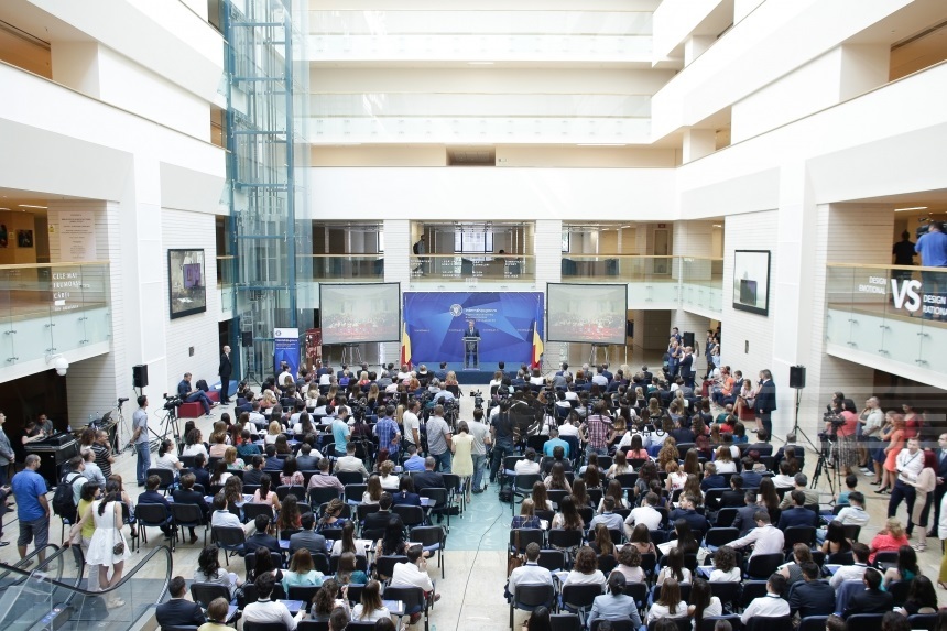 REPORTAJ: 200 de tineri încep programul de internship al Guvernului. Cioloş: Să fiţi curioşi şi să aveţi spirit critic