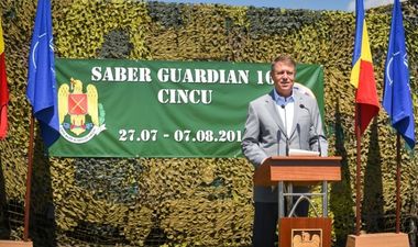 Iohannis, la Cincu: Exerciţiul este expresia angajamentului nostru de a fi un partener credibil şi de a contribui la construcţia de securitate din regiune