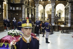 Preşedintele Iohannis a depus o coroană de flori la Castelul Peleş, în memoria Reginei Ana. FOTO