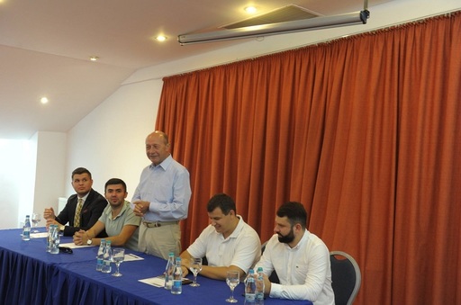 Băsescu: Candidaţii PMP la parlamentare să aibă o meserie "refugiu" în cazul în care nu mai sunt aleşi