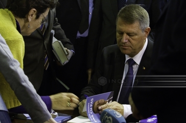 Iohannis rămâne primul în topul politicienilor după numărul de fani ai paginii de Facebook, dar se află în scădere
