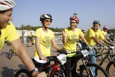 REPORTAJ: Politicienii intră în cursa electorală pedalând; Neacşu: În comunitatea asta a bikerilor, suntem cu toţii prieteni - FOTO, VIDEO