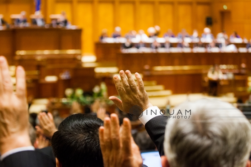Proiectul de lege ce conferă avocaţilor imunitate faţă de percheziţii, retrimis pentru a treia oară la Comisia Juridică