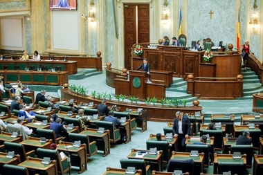 Proiect: Şefii din ministere şi administraţie, numiţi de partide fără concurs, în baza încrederii personale şi aprecierii