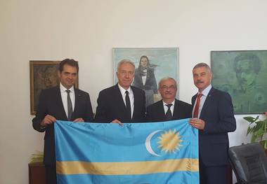 Antal Arpad postează pe Facebook o fotografie alături de ambasadorul SUA, ţinând steagul Ţinutului Secuiesc: L-am întrebat dacă se poate vorbi despre egalitate, în condiţiile în care maghiarii sunt hărţuiţi din cauza unui steag. Reacţia Ambasadei SUA