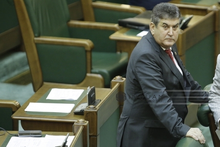 Gabriel Oprea şi-a înregistrat demisia la Senat: Plătesc pentru că am îndrăznit să vorbesc de interesul naţional. FOTO