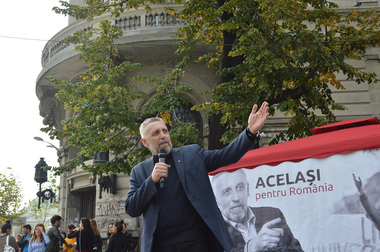 Marian Munteanu şi-a anunţat candidatura la parlamentare, sub balconul de la Universitate