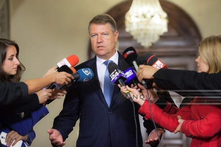 Iohannis le transmite celor care-l acuză că nu respectă Constituţia că ar trebui să mai şi citească legea fundamentală  