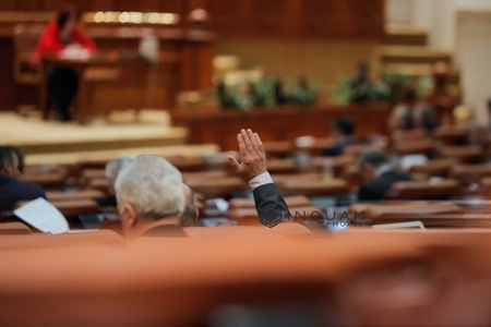Şedinţa Camerei Deputaţilor în care se vota moţiunea pe justiţie şi Legea conversiei creditelor a fost suspendată