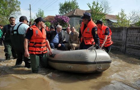 Dragnea cere Executivului măsuri privind inundaţiile: Afară plouă torenţial, dar Guvernul nu priveşte pe fereastră