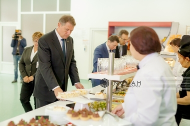 Iohannis a mâncat la cantina Centralei de la Cernavodă; a ales supă, friptură cu piure şi o prăjitură - FOTO