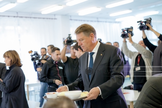 Iohannis a mâncat la cantina Centralei de la Cernavodă (Foto: Inquam Photos / Ovidiu Micsik)