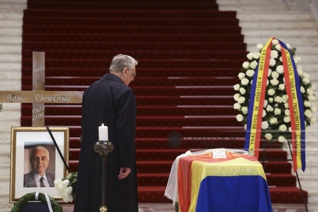 Ion Iliescu a depus o coroană în memoria lui Radu Câmpeanu: Am trăit o istorie comună, am avut relaţie de prietenie reală