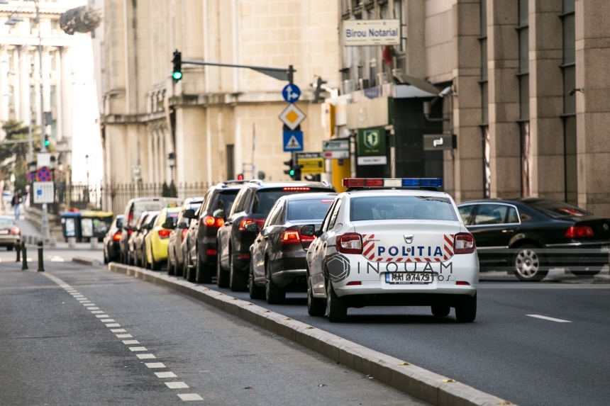 Dragoş Tudorache pregăteşte o lege pentru maşinile parcate pe trotuare: Prin jumătate din Bucureşti nu se poate trece pe trotuar cu un cărucior de copil