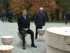 Preşedintele Klaus Iohannis, fotografiat în timp ce stătea pe un scaun de la ”Masa Tăcerii”; în zonă sunt inscripţii prin care vizitatorii sunt rugaţi să nu atingă operele lui Brâncuşi - FOTO