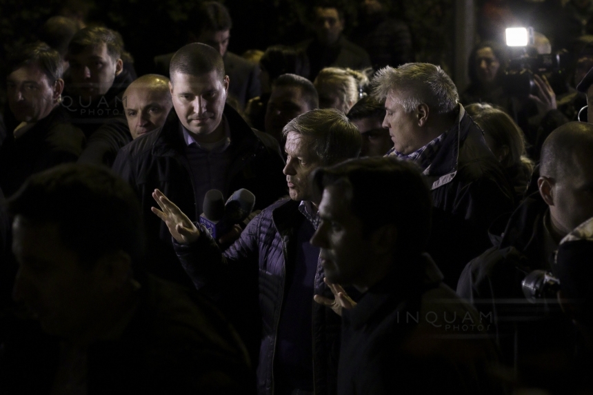 Dacian Cioloş, deranjat de jurnaliştii care l-au urmărit şi înconjurat la Colectiv: "Nu ne vom însănătoşi niciodată". FOTO. VIDEO