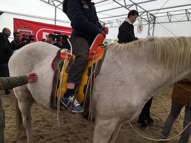 Cioloş a oferit o şa tradiţională mongolă unei ferme din Cluj: O societate îşi demonstrează gradul de evoluţie şi prin felul în care tratează animalele