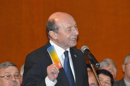 Traian Băsescu şi soţia sa depun joi jurământul ca cetăţeni moldoveni, la Ambasada Republicii Moldova la Bucureşti