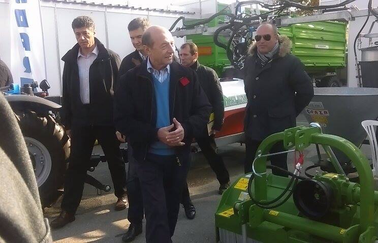 Băsescu a vizitat Târgul Indagra, în căutare de utilaje agricole: Vreau să îmi exploatez singur terenul. VIDEO