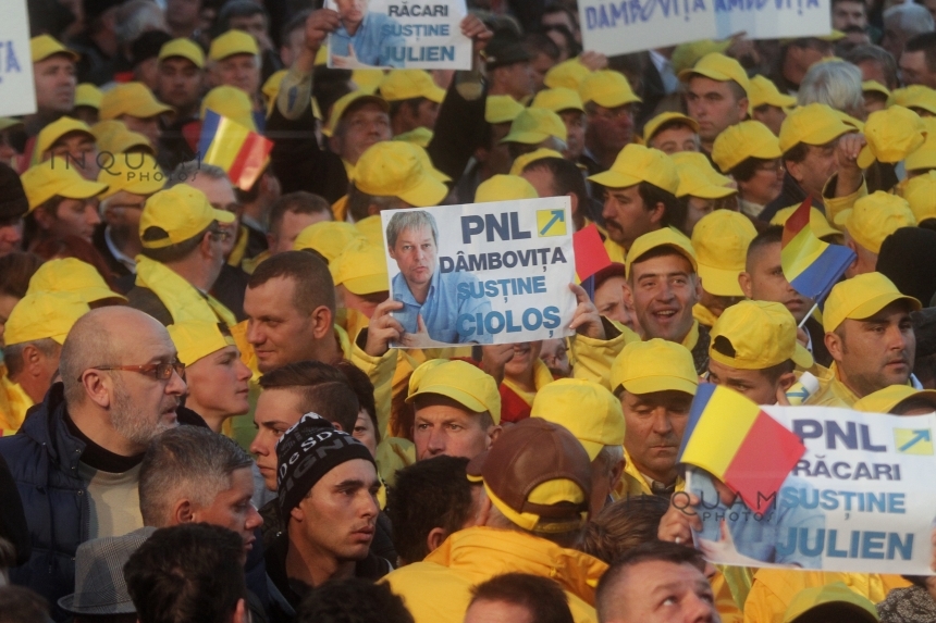 Peste 20.000 de oameni participă la mitingul PNL; Cioloş şi-a ţinut discursul pe o scenă amplasată în mijlocul mulţimii - GALERIE FOTO