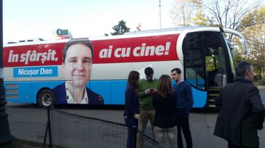 Autocarul USR îi plimbă pe bucureşteni în jurul Palatului Parlamentului; ghizi sunt Nicuşor Dan, Cristian Ghinea, Vlad Alexandrescu