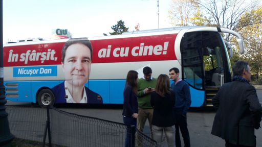Autocarul USR îi plimbă pe bucureşteni în jurul Palatului Parlamentului; ghizi sunt Nicuşor Dan, Cristian Ghinea, Vlad Alexandrescu
