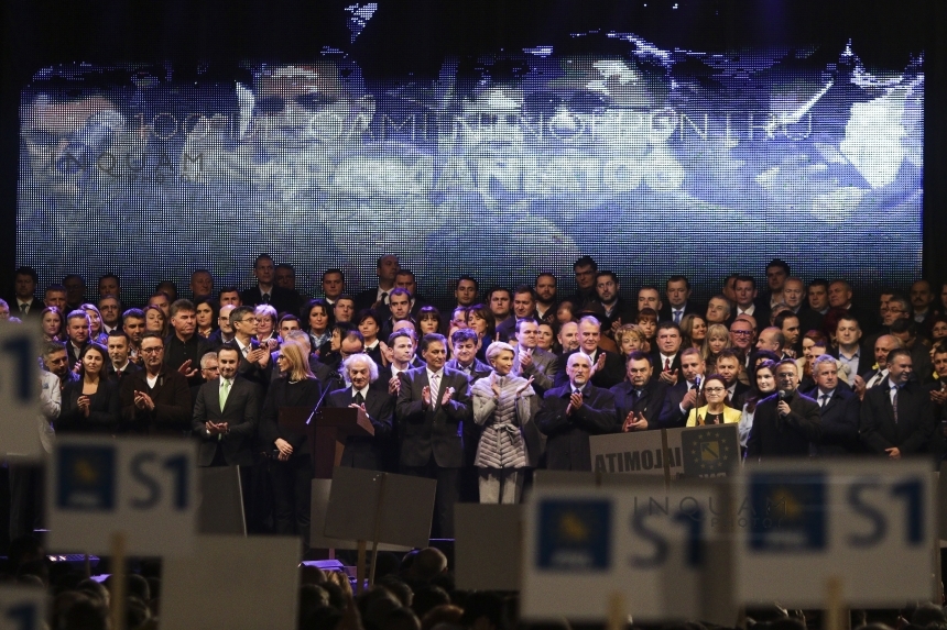 PNL a dat startul campaniei cu sloganul ”România înainte”; premierul Dacian Cioloş, prima apariţie la un miting