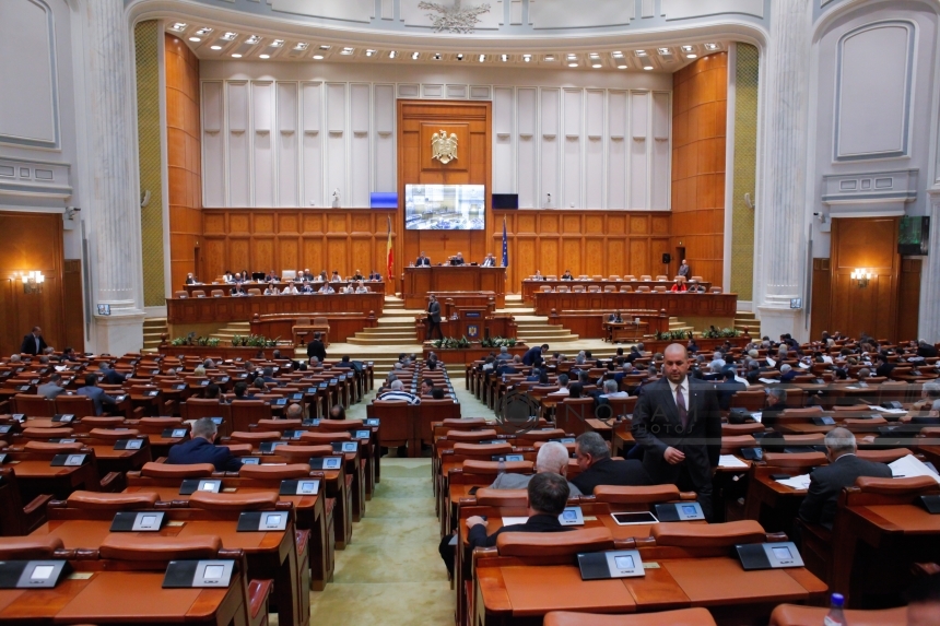 Doar 153 de deputaţi se aflau în sala de plen la votul pentru majorările salariale, sub cvorumul de şedinţă şi sub numărul anunţat oficial. VIDEO