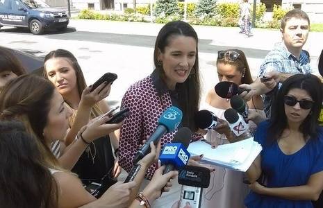 Clotilde Armand: Este necesar ca iniţiativa privind modificarea Constituţiei să fie supusă referendumului