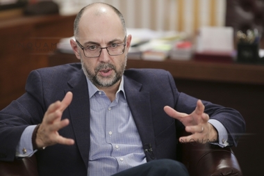 Kelemen: Discuţia despre majorarea salariilor ar fi trebuit să fie după alegeri, şi nu înainte. Cei zece deputaţi prezenţi în plen au votat "pentru"