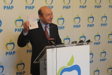 Băsescu şi-a prezentat noul paşaport: Sunt cetăţean al Republicii Moldova şi merg la vot duminică; voi vota Maia Sandu