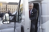 ALDE a dat startul campaniei electorale cu un flashmob. Tăriceanu a venit cu rulota în Piaţa Revoluţiei. FOTO, VIDEO