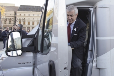 ALDE a dat startul campaniei electorale cu un flashmob. Tăriceanu a venit cu rulota în Piaţa Revoluţiei. FOTO, VIDEO