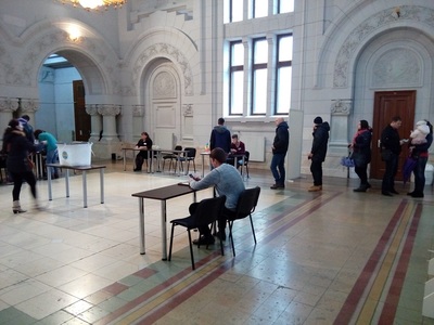 Peste 200 de alegători din Republica Moldova s-au prezentat la secţia de votare din Timişoara, până la orele prânzului