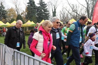 Udrea se laudă cu rezultatele obţinute la un cross: Recent am alergat mai mult între DNA şi ÎCCJ decât pe bandă la sală. FOTO