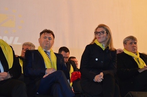 Lansarea candidaţilor PNL Vaslui pentru parlamentare s-a desfăşurat într-o sală neîncălzită; Candidat: E foarte frig în sală