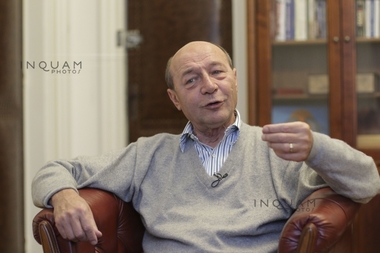Băsescu: Ce face Cioloş e necinstit; nu vrea să se bage în mizeria politică, dar nu poţi să mănânci griş cu lapte şi să nu ţi se scurgă pe lângă