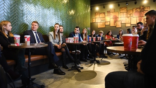 Iohannis, la cafenea cu studenţii ieşeni: Cum vă descurcaţi?, l-a întrebat preşedintele pe un student care s-a plâns de bursele mici. "Ne ajută părinţii", a răspuns acesta