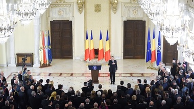 REPORTAJ: PSD, ALDE, UDMR şi diplomaţii ungari, absenţi de la recepţia de Ziua Naţională. Iohannis s-a întreţinut cu liderii PNL. FOTO