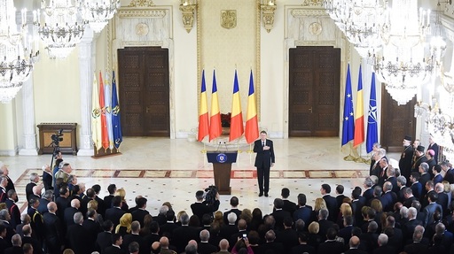 REPORTAJ: PSD, ALDE, UDMR şi diplomaţii ungari, absenţi de la recepţia de Ziua Naţională. Iohannis s-a întreţinut cu liderii PNL. FOTO