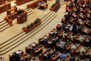 ANALIZĂ: Variantele de premier: PNL şi USR merg cu Cioloş, dar evită o alianţă asumată, ALDE cu Tăriceanu, dar negociază cu PSD, iar social-democraţii pregătesc "un bărbat arătos"