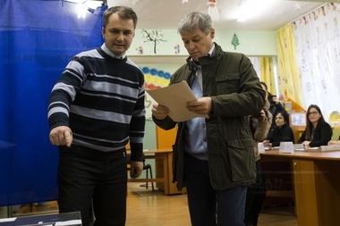 Cioloş: Cei mai îndreptăţiţi să conteste, să facă observaţii la ce se va întâmpla în următorii patru ani sunt cei care astăzi merg la vot. FOTO, VIDEO