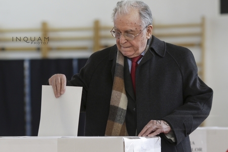 Ion Iliescu, în secţia de votare: Am votat cu PSD. Oamenii în ziua de azi nu mai au încredere în cei aleşi