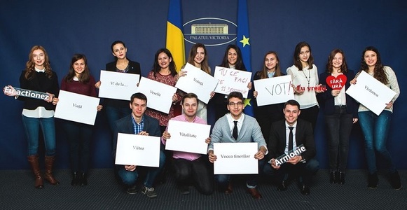 Mesaj pe pagina de Facebook a Guvernului: Absolvenţi ai Programului Internship la Guvern îndeamnă românii să iasă la vot. Orice vot contează!