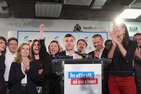 REPORTAJ: Alegerile la sediul de campanie USR: De la ”optimism rezervat”, la urale şi aplauze. Liderii partidului, colindaţi ”întâmplător”. FOTO. VIDEO