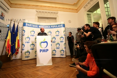 Ziua votului la sediul PMP, marcată de relaxare şi avertismente făcute de Traian Băsescu pentru PSD