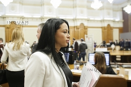 Prima zi la Parlament a noilor senatori şi deputaţi: Au venit să îşi facă poze pentru legitimaţii şi să completeze formulare