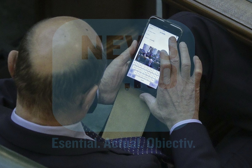 Traian Băsescu i-a trimis Elenei Udrea o poză cu el în banca de la Senat: M-a sunat să mă întrebe cum mă simt din nou în Parlament